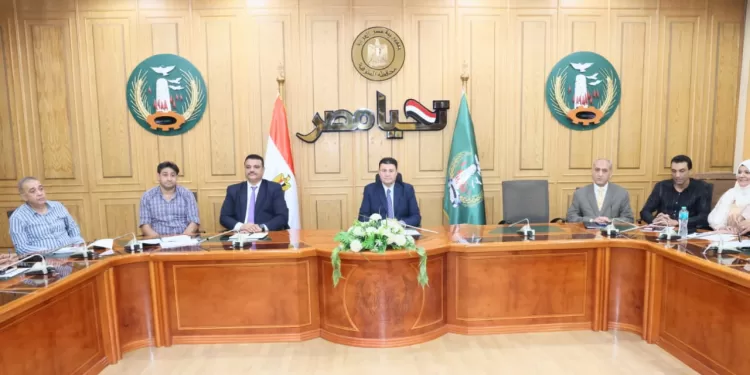 تنفيذًا لتوجيهات المحافظ.. سكرتير عام المنوفية يترأس إجتماعًا لإستعراض معدلات الإنجاز بعدد من الملفات