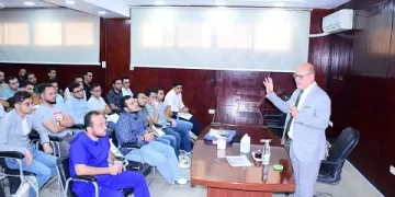 «رئيس جامعة سوهاج» يقدم نموذجًا عمليًا في التشخيص لطلاب الفرقة الخامسة بكلية الطب