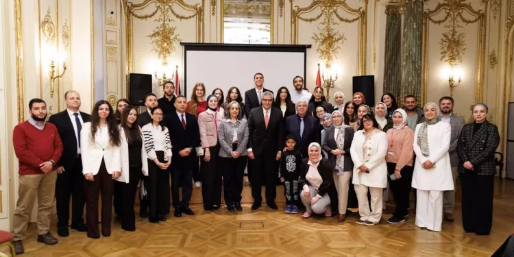 «عاشور» يشارك في مؤتمر «Going Global».. ويلتقي الطلاب المصريين الدارسين بالمملكة المتحدة