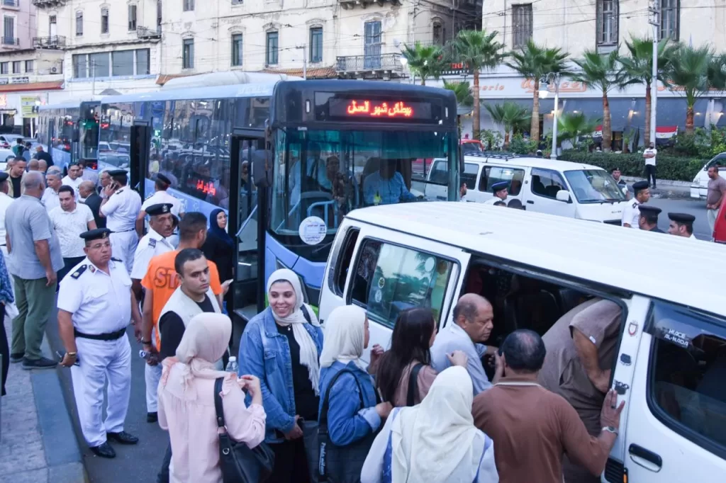 مفاجأة محطة الرمل: المحافظ يظهر بين المواطنين المتضررين من تأخر أتوبيسات العجمي 10 - جريدة الجمهورية IMG 20251003 WA0173 - جريدة الجمهورية