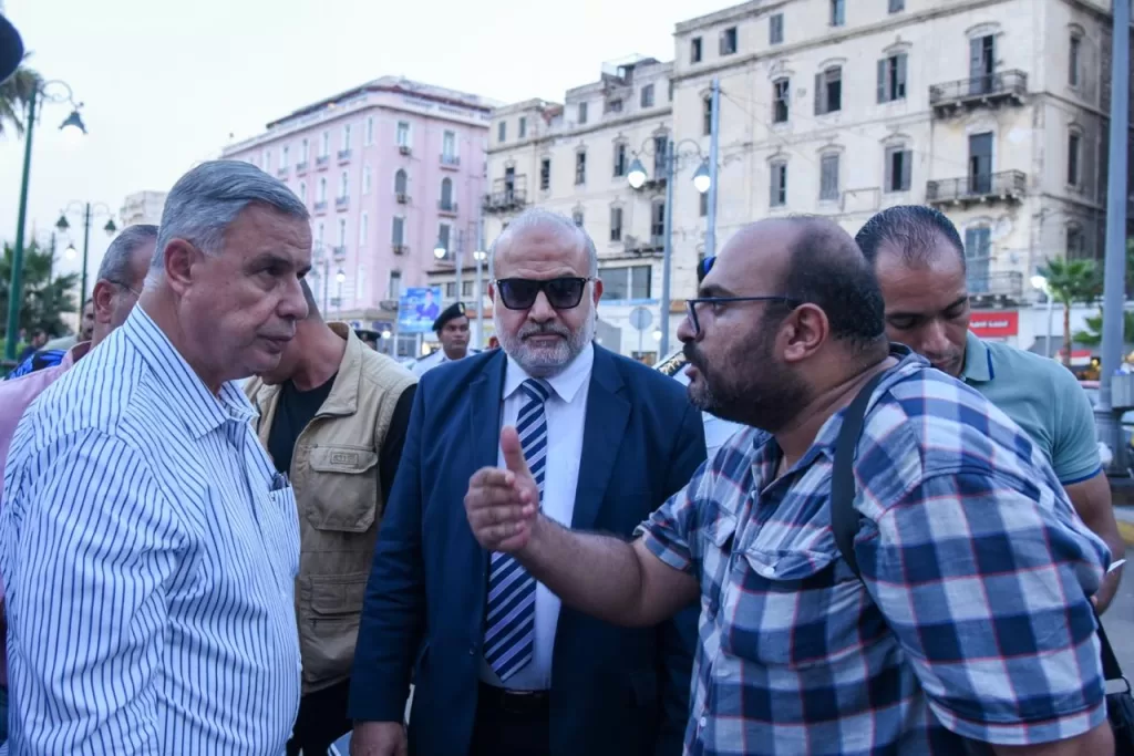 مفاجأة محطة الرمل: المحافظ يظهر بين المواطنين المتضررين من تأخر أتوبيسات العجمي 6 - جريدة الجمهورية IMG 20251003 WA0178 - جريدة الجمهورية