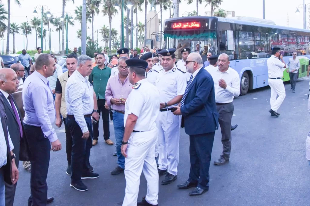 مفاجأة محطة الرمل: المحافظ يظهر بين المواطنين المتضررين من تأخر أتوبيسات العجمي 5 - جريدة الجمهورية IMG 20251003 WA0179 - جريدة الجمهورية