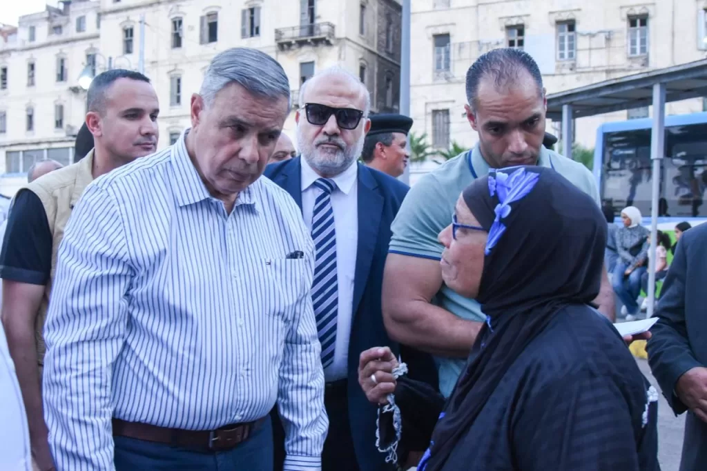 مفاجأة محطة الرمل: المحافظ يظهر بين المواطنين المتضررين من تأخر أتوبيسات العجمي 4 - جريدة الجمهورية IMG 20251003 WA0180 - جريدة الجمهورية