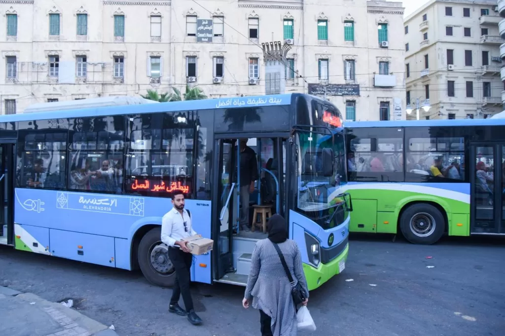 مفاجأة محطة الرمل: المحافظ يظهر بين المواطنين المتضررين من تأخر أتوبيسات العجمي 3 - جريدة الجمهورية IMG 20251003 WA0181 - جريدة الجمهورية