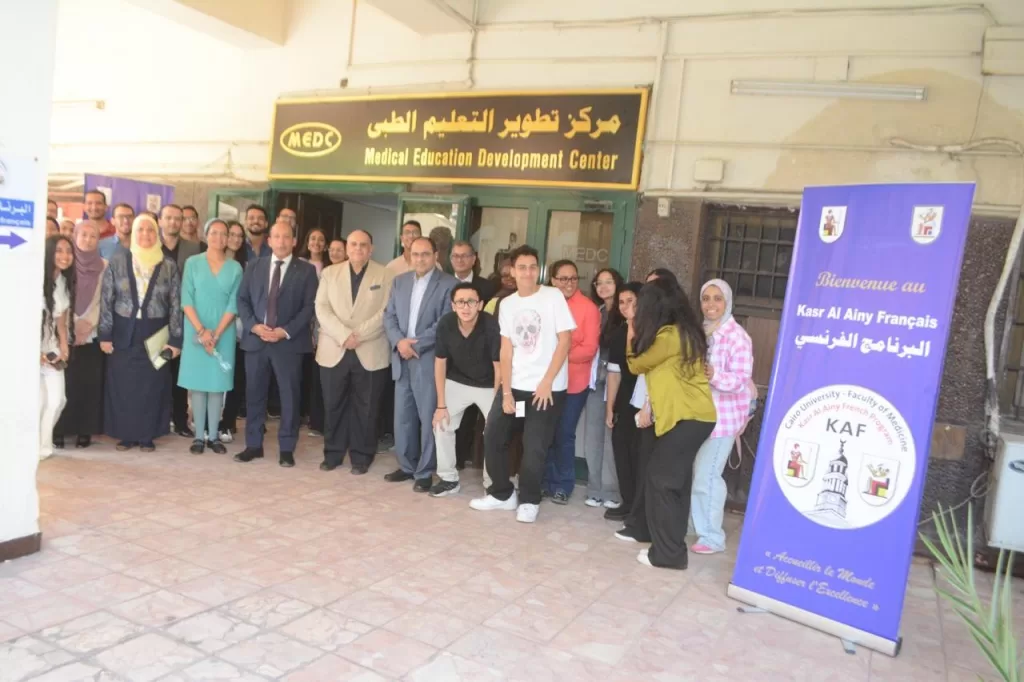 قصر العيني يتحدث الفرنسية: احتفال ضخم باستقبال أول دفعة ببرنامج «KAF» الدولي 6 - جريدة الجمهورية IMG 20251003 WA0198 - جريدة الجمهورية