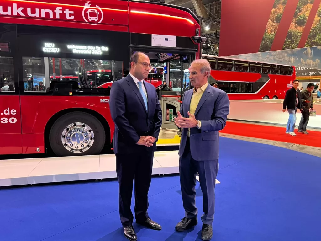 السفير أحمد أبو زيد يتفقد أجنحة الشركات المصرية المُشاركة في معرض "Busworld 2025" للحافلات في بروكسل 2 - جريدة الجمهورية IMG 20251005 WA0043 - جريدة الجمهورية