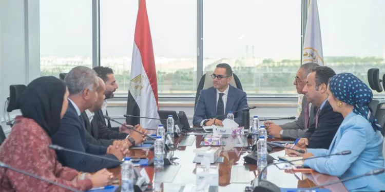 «الخطيب» يبحث مع وفد شركة «LDV» تعزيز الشراكات الاستثمارية في مجالات التعليم والتنمية المستدامة