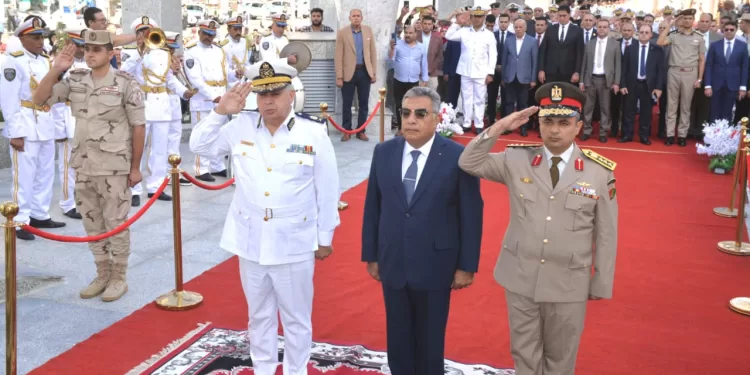 في ذكرى نصر أكتوبر: محافظ الدقهلية والقيادات الأمنية يضعون إكليل الزهور على النصب التذكاري للشهداء