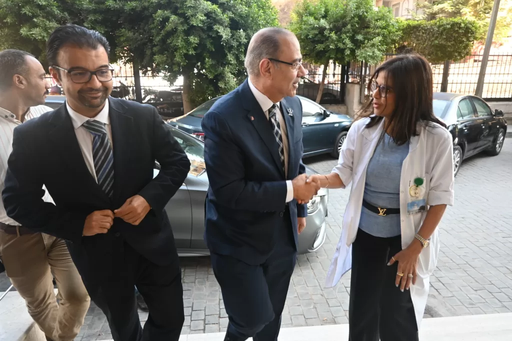 المدير التنفيذي لمستشفيات جامعة القاهرة يتفقد «أبو الريش الياباني» لتقييم سير العمل ومراجعة جودة الخدمات 5 - جريدة الجمهورية IMG 20251009 WA0008 - جريدة الجمهورية