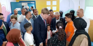 وزير التنمية الدولية النرويجي يزور مستشفى العريش العام ويلتقي المرضى