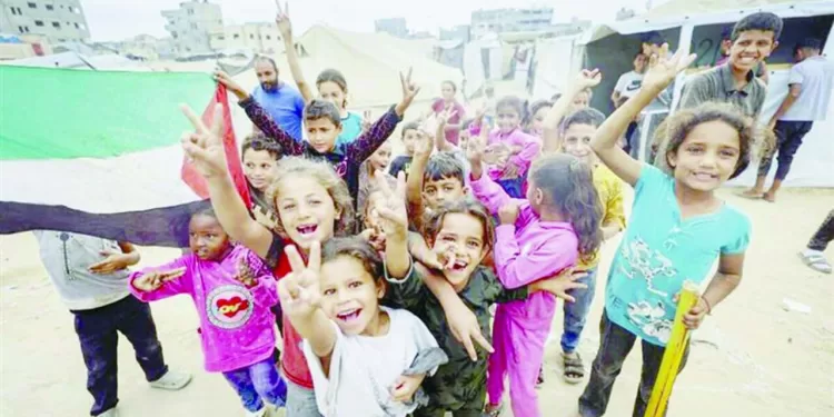 مصر تمسح دموع أطفال غزة 1 - جريدة الجمهورية «صلاح» ضمن أفضل 10 أساطير فى تاريخ «البريميرليج»