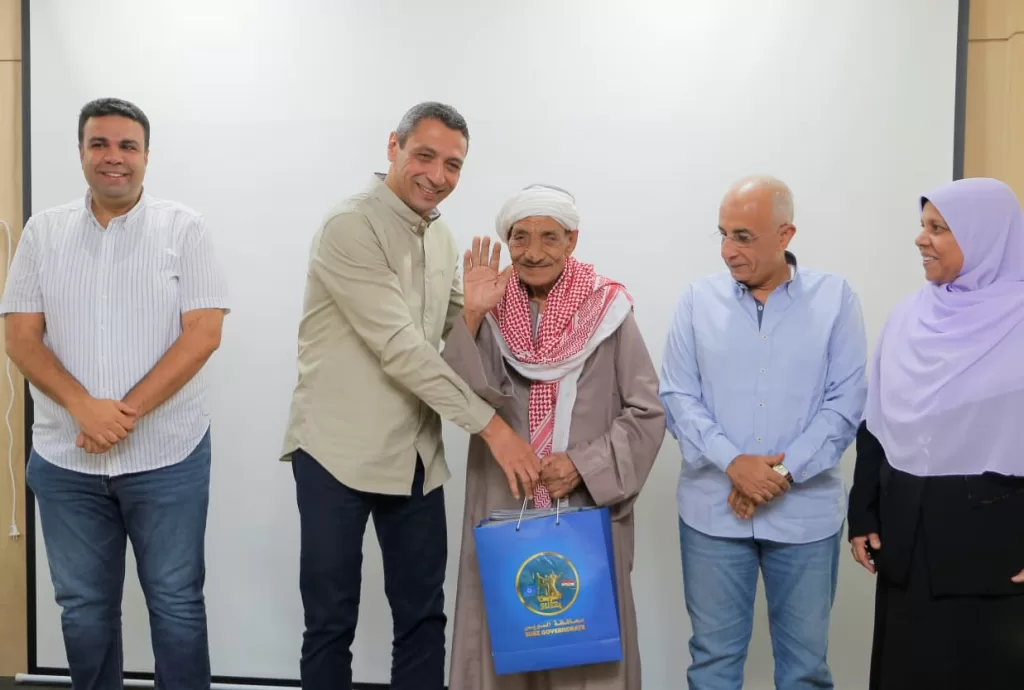 عزيمة لا تعرف المستحيل: محافظ السويس يكرم 4 متحررين من الأمية تجاوزت أعمارهم السبعين 4 - جريدة الجمهورية IMG 20251016 WA0109 - جريدة الجمهورية