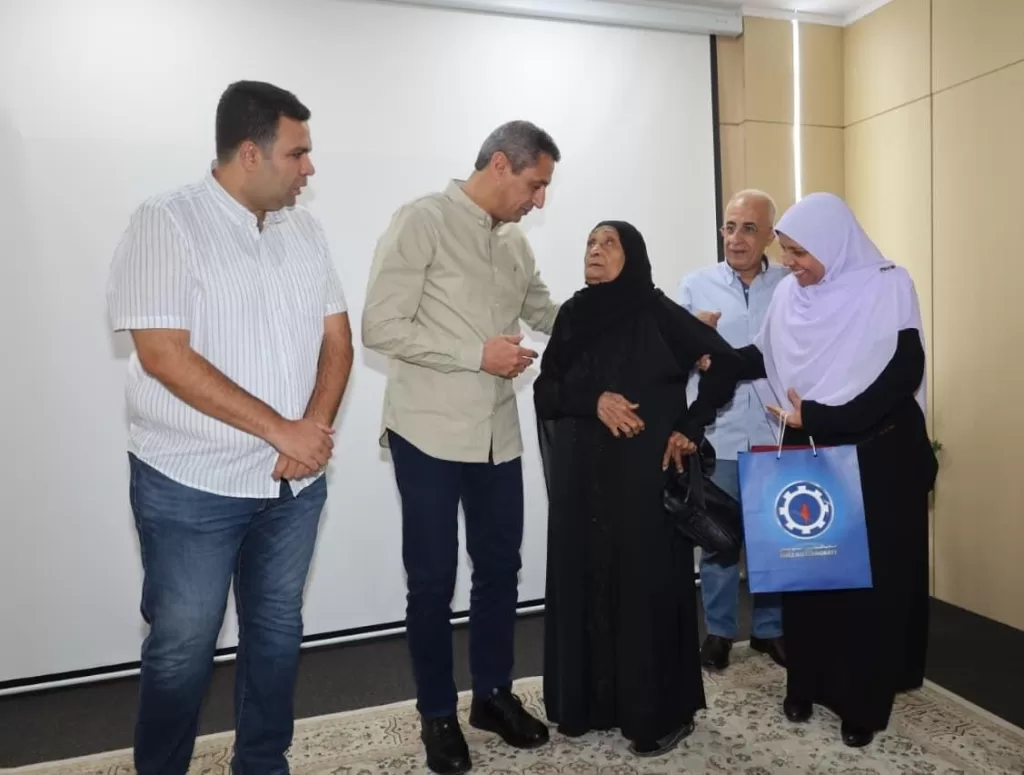 عزيمة لا تعرف المستحيل: محافظ السويس يكرم 4 متحررين من الأمية تجاوزت أعمارهم السبعين 2 - جريدة الجمهورية IMG 20251016 WA0114 - جريدة الجمهورية