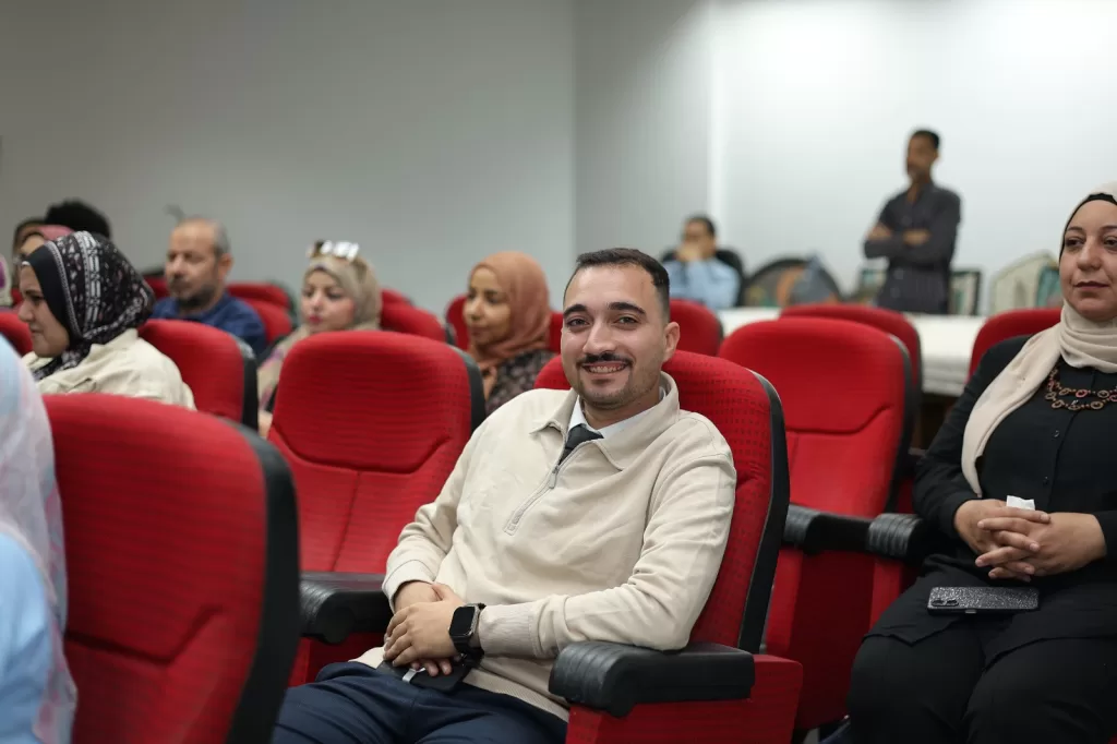 جامعة حلوان تؤكد: الوعي خط الدفاع الأول لمواجهة استغلال وسائل التواصل لزعزعة الدول 2 - جريدة الجمهورية IMG 20251023 WA0022 - جريدة الجمهورية