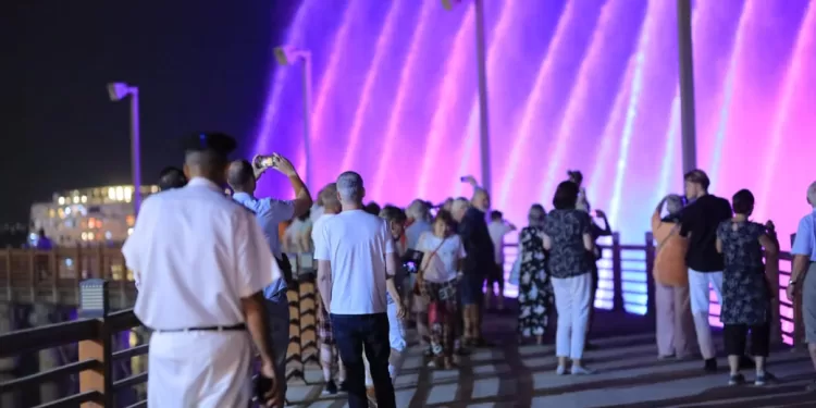 38 سائحًا ألمانيًا في جولة بالممشى السياحي لكورنيش بني سويف