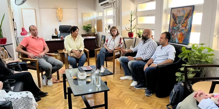 «فنون تطبيقية حلوان» تجمّل شارع ترسا بجدارية ضخمة ترحيباً بـ «المتحف الكبير» 1 - جريدة الجمهورية «فنون تطبيقية حلوان» تجمّل شارع ترسا بجدارية ضخمة ترحيباً بـ «المتحف الكبير»