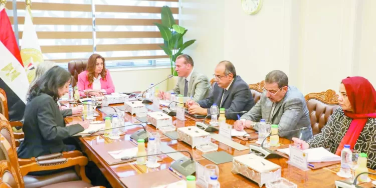 منال عوض: تنفيذ مشروعات البنية التحتية والخدمات العامة ببرنامج تنمية الصعيد 1 - جريدة الجمهورية غضب فى بيراميدز