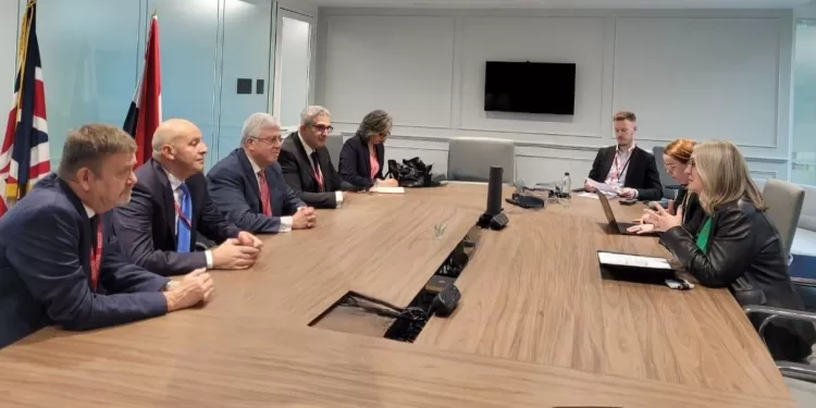 على هامش مشاركته في مؤتمر Going Globl..«أيمن عاشور» يبحث سبل التعاون مع وزيرة التعليم البريطانية