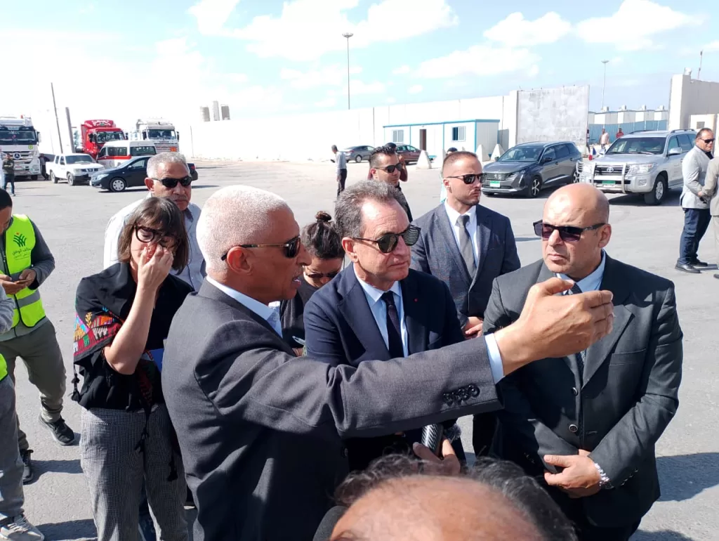السفير الفرنسي يتفقد شاحنات المساعدات في معبر رفح 4 - جريدة الجمهورية IMG 20251030 WA0176 - جريدة الجمهورية