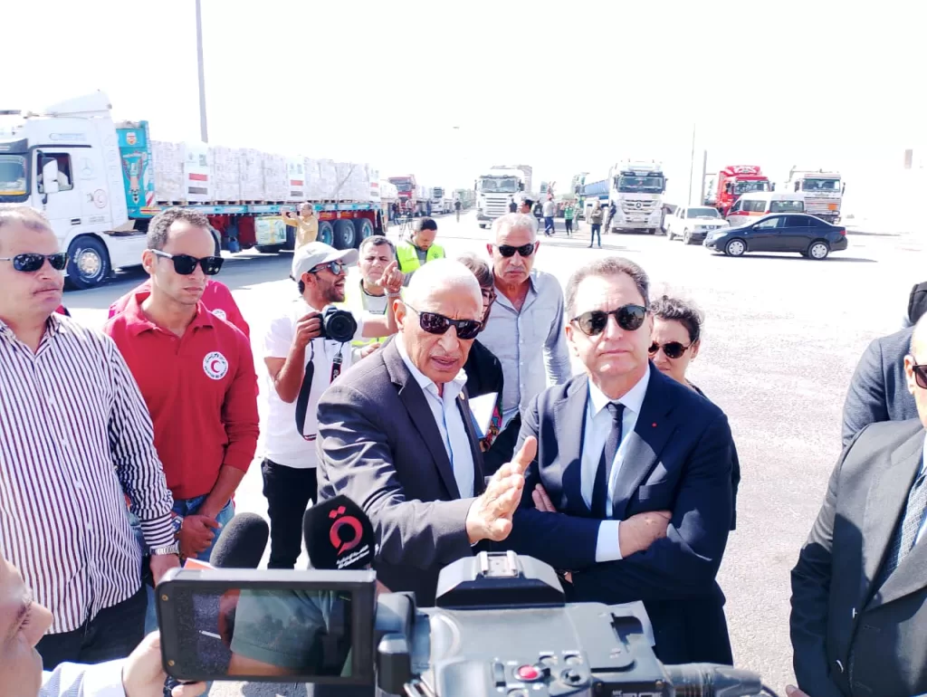 السفير الفرنسي يتفقد شاحنات المساعدات في معبر رفح 3 - جريدة الجمهورية IMG 20251030 WA0177 - جريدة الجمهورية