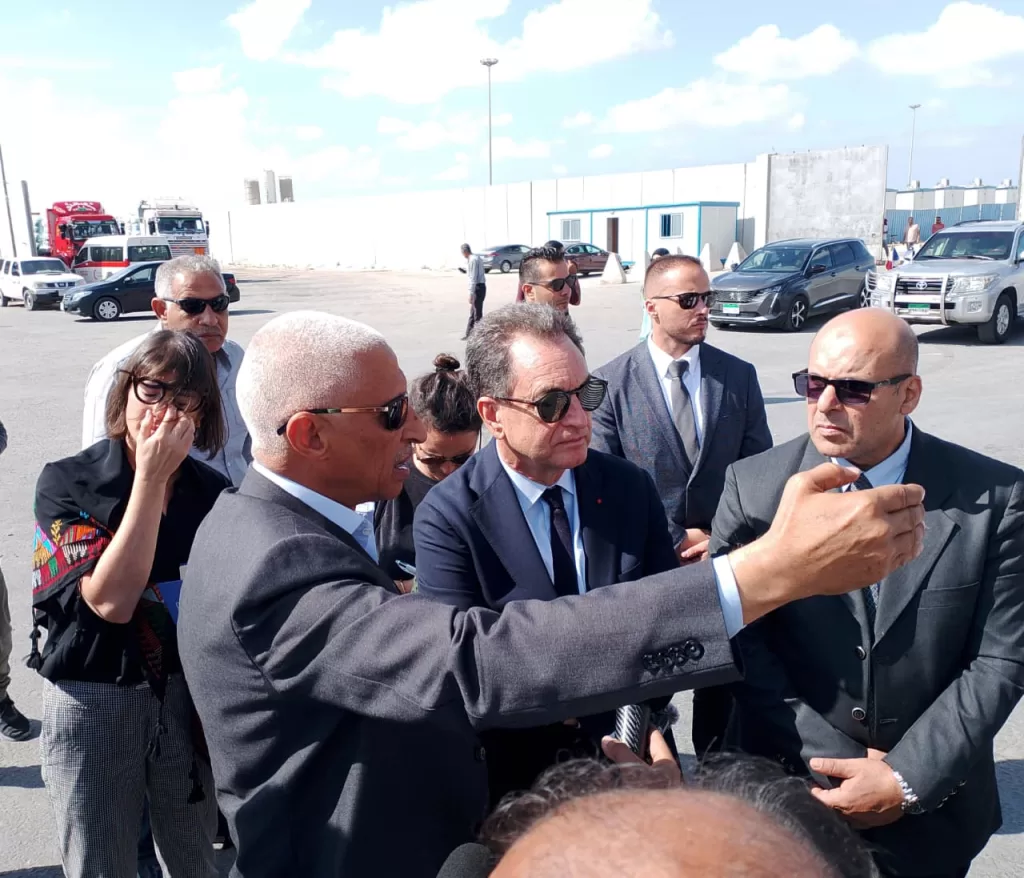 السفير الفرنسي يتفقد شاحنات المساعدات في معبر رفح 2 - جريدة الجمهورية IMG 20251030 WA0178 - جريدة الجمهورية