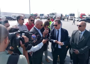 السفير الفرنسي يتفقد شاحنات المساعدات في معبر رفح