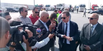 السفير الفرنسي يتفقد شاحنات المساعدات في معبر رفح