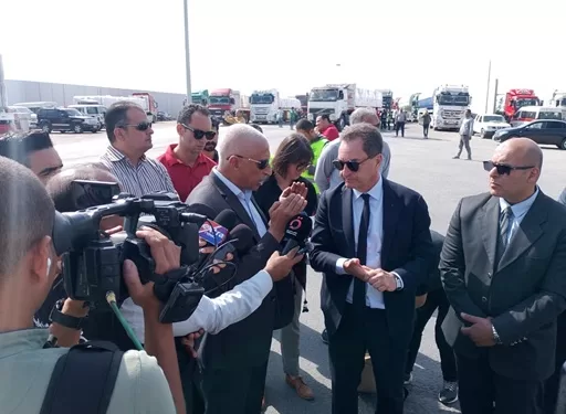 السفير الفرنسي يتفقد شاحنات المساعدات في معبر رفح 1 - جريدة الجمهورية السفير الفرنسي يتفقد شاحنات المساعدات في معبر رفح