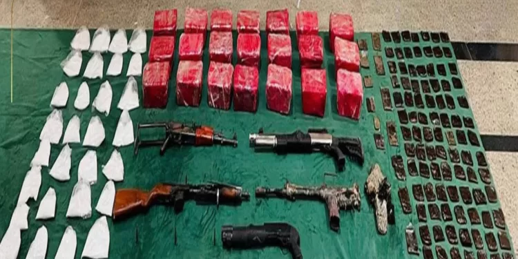 ضربات أمنية استباقية متواصلة «لتجار الكيف» المُدمِّر.. مصرع 5 عناصر إجرامية بعد معركة بصعيد أسوان 1 - جريدة الجمهورية ضربة مُوجِعة من مباحث الجيزة لتجار المخدرات.. ضبط 4 أشخاص بمخدر «البودر» في بولاق الدكرور