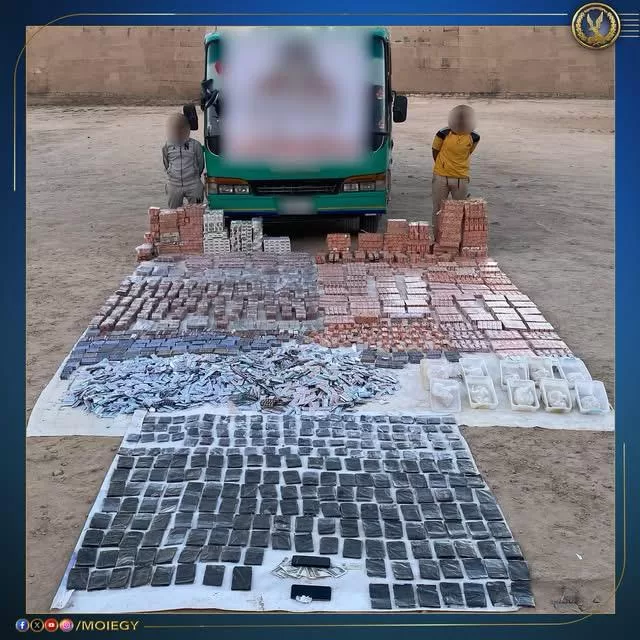 مداهمات شرسة ضد تجار «الكيف القاتل».. ضبط بؤرة إجرامية بمطروح بشحنة مخدرات بـ108 ملايين جنيه 3 - جريدة الجمهورية WhatsApp Image 2025 10 03 at 4.22.30 PM 1 - جريدة الجمهورية