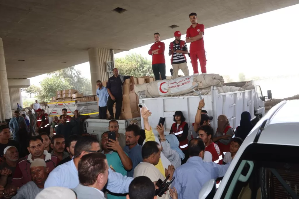 محافظ المنوفية يوجه قوافل طبية وغذائية عاجلة لدعم أهالي «دلهمو» المتضررين من فيضان النيل 6 - جريدة الجمهورية WhatsApp Image 2025 10 04 at 2.16.03 PM 2 - جريدة الجمهورية