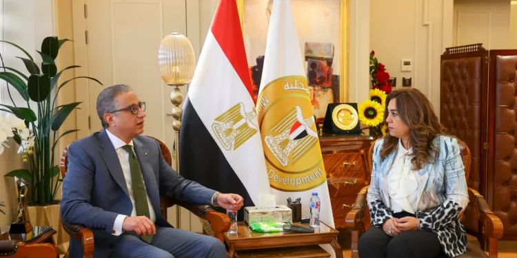 منال عوض ومحافظ الفيوم يبحثان التنمية المستدامة ومواجهة التحديات المناخية