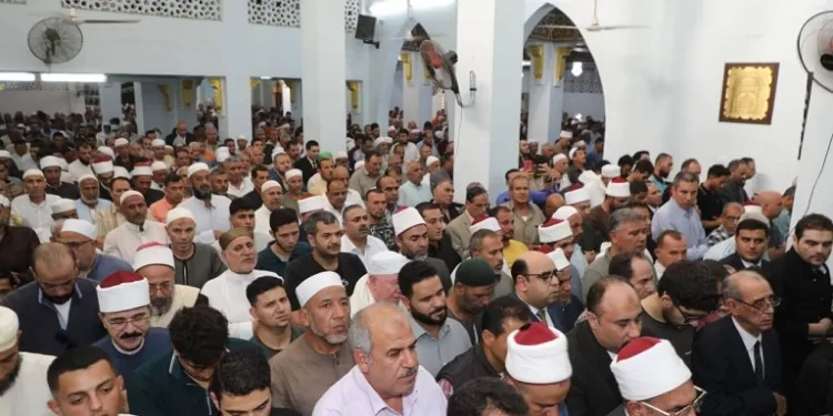 محافظ الشرقية يشارك في تشييع جنازة الدكتور أحمد عمر هاشم بقرية بني عامر