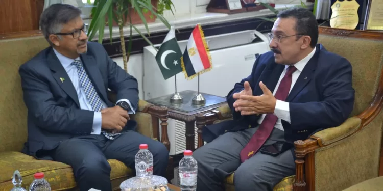 جامعة الإسكندرية تبحث مع سفير باكستان تعزيز الشراكة التعليمية والعلمية