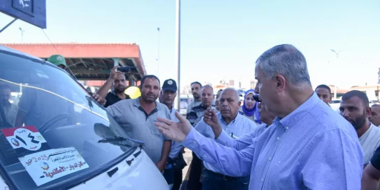 محافظ الإسكندرية يسحب سيارة أجرة لم يلتزم سائقها بتعريفة الركوب 1 - جريدة الجمهورية محافظ الإسكندرية يسحب سيارة أجرة لم يلتزم سائقها بتعريفة الركوب