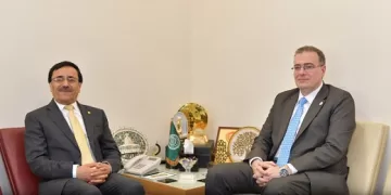 «القحطاني» و«نبيل» يبحثان تعزيز التعاون بين «العربية للتنمية الإدارية» و«المركزي للتنظيم والإدارة»