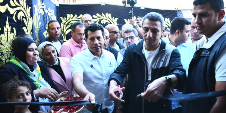 صبحي والشاذلي يفتتحان صالة فنون قتالية وملعبًا خماسيًا بمركز شباب فيصل بالسويس