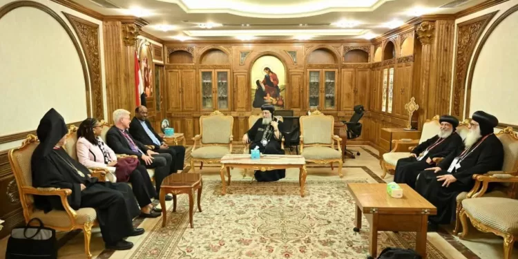 وفد مجلس الكنائس العالمي يزور البابا تواضروس: لقاء ودي يؤكد «وحدة القلوب» والتزام الدولة بدعم المواطنين