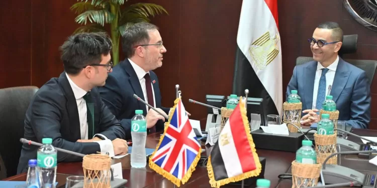 وزير الاستثمار والتجارة الخارجية يبحث مع السفير البريطاني بالقاهرة سبل دعم الشراكة الاقتصادية بين البلدين