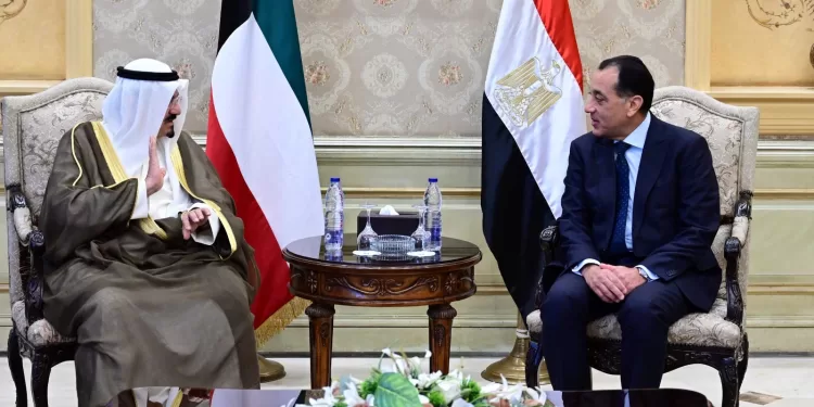 استقبال رسمي لرئيس وزراء الكويت بمطار القاهرة تمهيدًا لجلسة مباحثات ثنائية غدًا