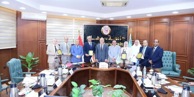 جامعة سوهاج تكرّم الكليات الفائزة في مسابقة «أفضل كلية في خدمة المجتمع وتنمية البيئة» 1 - جريدة الجمهورية جامعة سوهاج تكرّم الكليات الفائزة في مسابقة «أفضل كلية في خدمة المجتمع وتنمية البيئة»