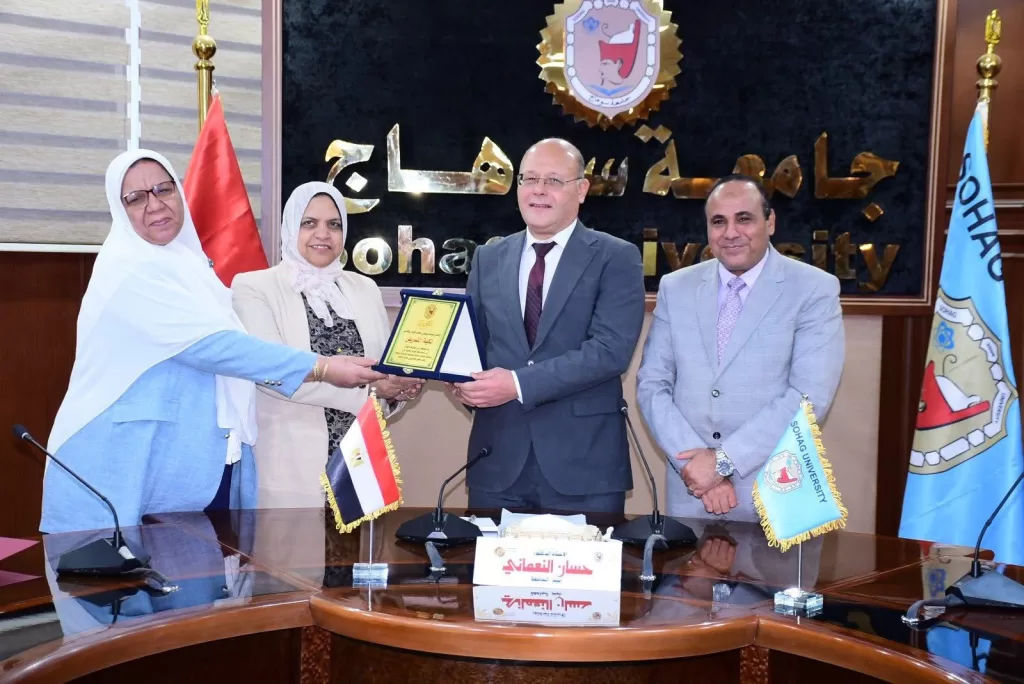 جامعة سوهاج تكرّم الكليات الفائزة في مسابقة «أفضل كلية في خدمة المجتمع وتنمية البيئة» 3 - جريدة الجمهورية WhatsApp Image 2025 10 30 at 6.31.24 PM1 - جريدة الجمهورية