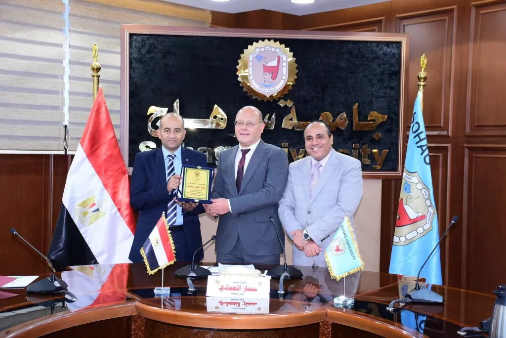جامعة سوهاج تكرّم الكليات الفائزة في مسابقة «أفضل كلية في خدمة المجتمع وتنمية البيئة» 4 - جريدة الجمهورية WhatsApp Image 2025 10 30 at 6.31.24 PM2 - جريدة الجمهورية