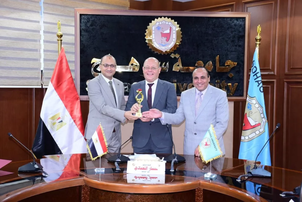 جامعة سوهاج تكرّم الكليات الفائزة في مسابقة «أفضل كلية في خدمة المجتمع وتنمية البيئة» 6 - جريدة الجمهورية WhatsApp Image 2025 10 30 at 6.31.25 PM - جريدة الجمهورية