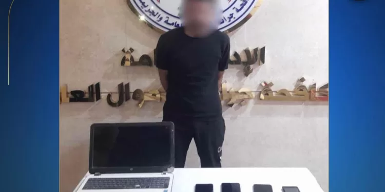 مجرم مع سبق الإصرار.. خدع راغبي العمرة عبر «فيسبوك» ولهف «تحويشة العمر» الأمن رصد الجريمة وضبط المتهم في حالة تلبُّس 1 - جريدة الجمهورية الداخلية تكشف ألاعيب المنحرفين.. نادٍ صحي في «الحي الراقي» وكر للمتعة المحرمة المتهمون سقطوا في حالة تلبس واعترفوا بالجريمة