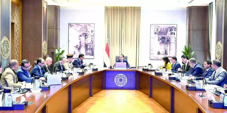 رئيس الوزراء يستعرض موقف المشروعات بالمدن الجديدة