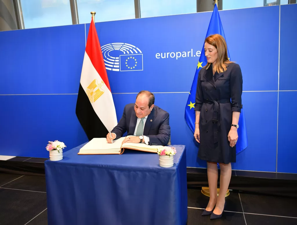 السيسي يؤكد خلال لقائه رئيسة البرلمان الأوروبي على ضرورة تثبيت وقف إطلاق النار في قطاع غزة 5 - جريدة الجمهورية السيسي يوقع - جريدة الجمهورية