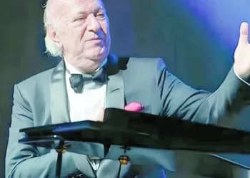 عمر خيرت أسطورة موسيقية  تعزف على أوتار الوطنية