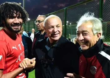 أبوريدة يتوسط المدير الفني حلمي طولان قائد المنتخب محمد النني