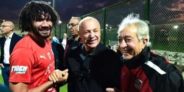 أبوريدة يتوسط المدير الفني حلمي طولان قائد المنتخب محمد النني